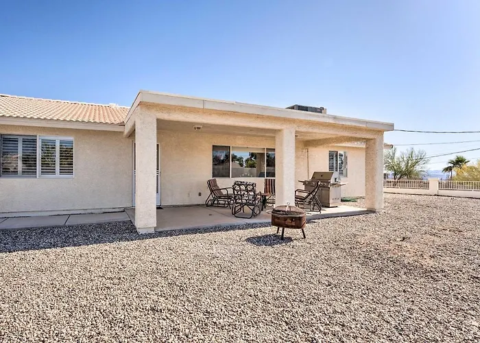 Patio + Fire Pit: In Havasu Hébergement de vacances *