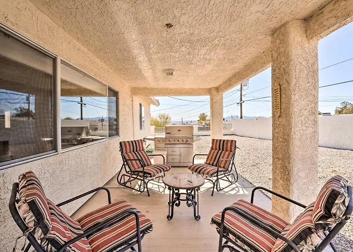 Patio + Fire Pit: In Havasu Hébergement de vacances